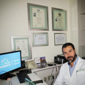 Dr. Luis Jesús Villegas Macedo - Traumatólogo y Ortopedista